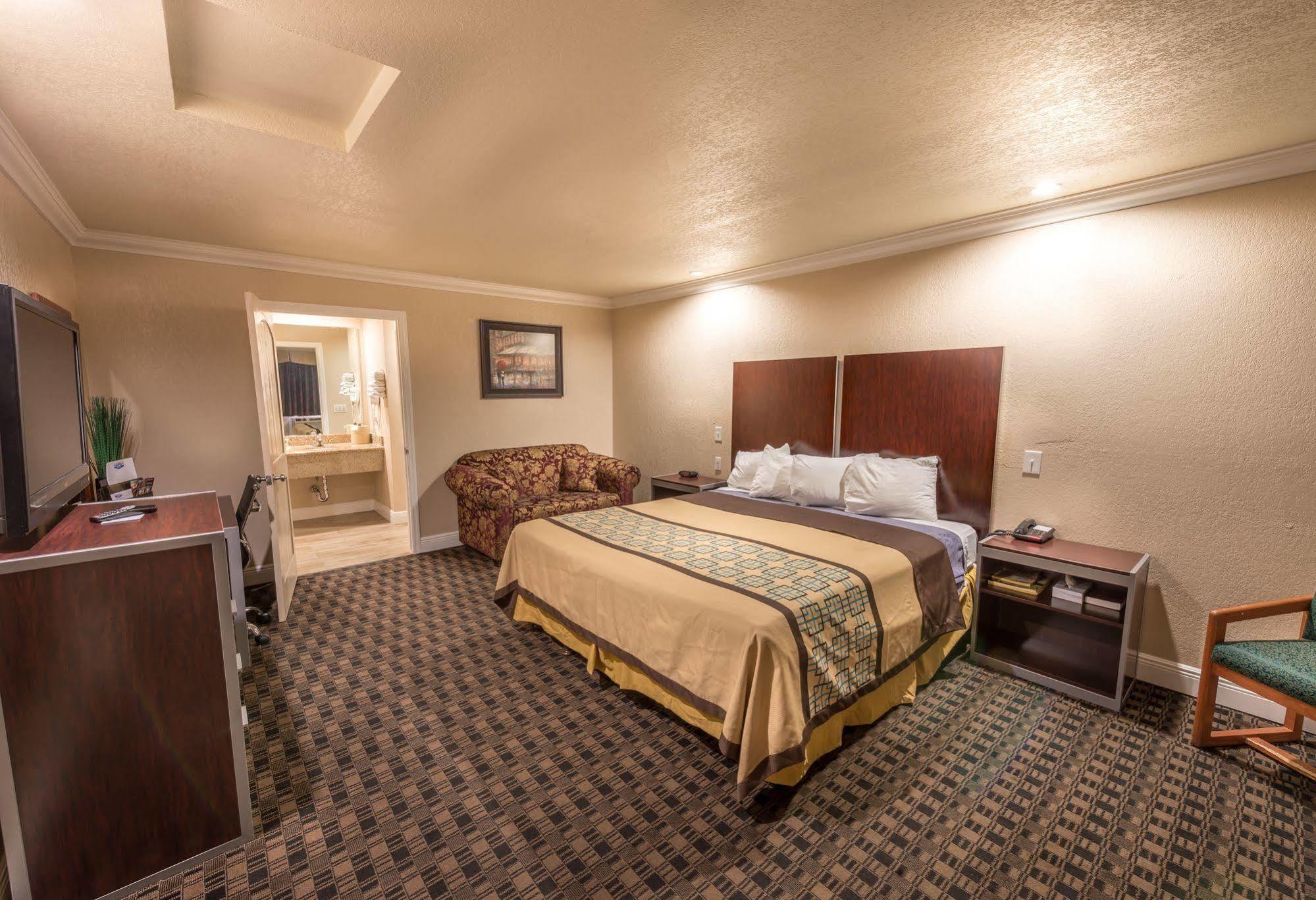 Edge Water Inn Reedley Extérieur photo