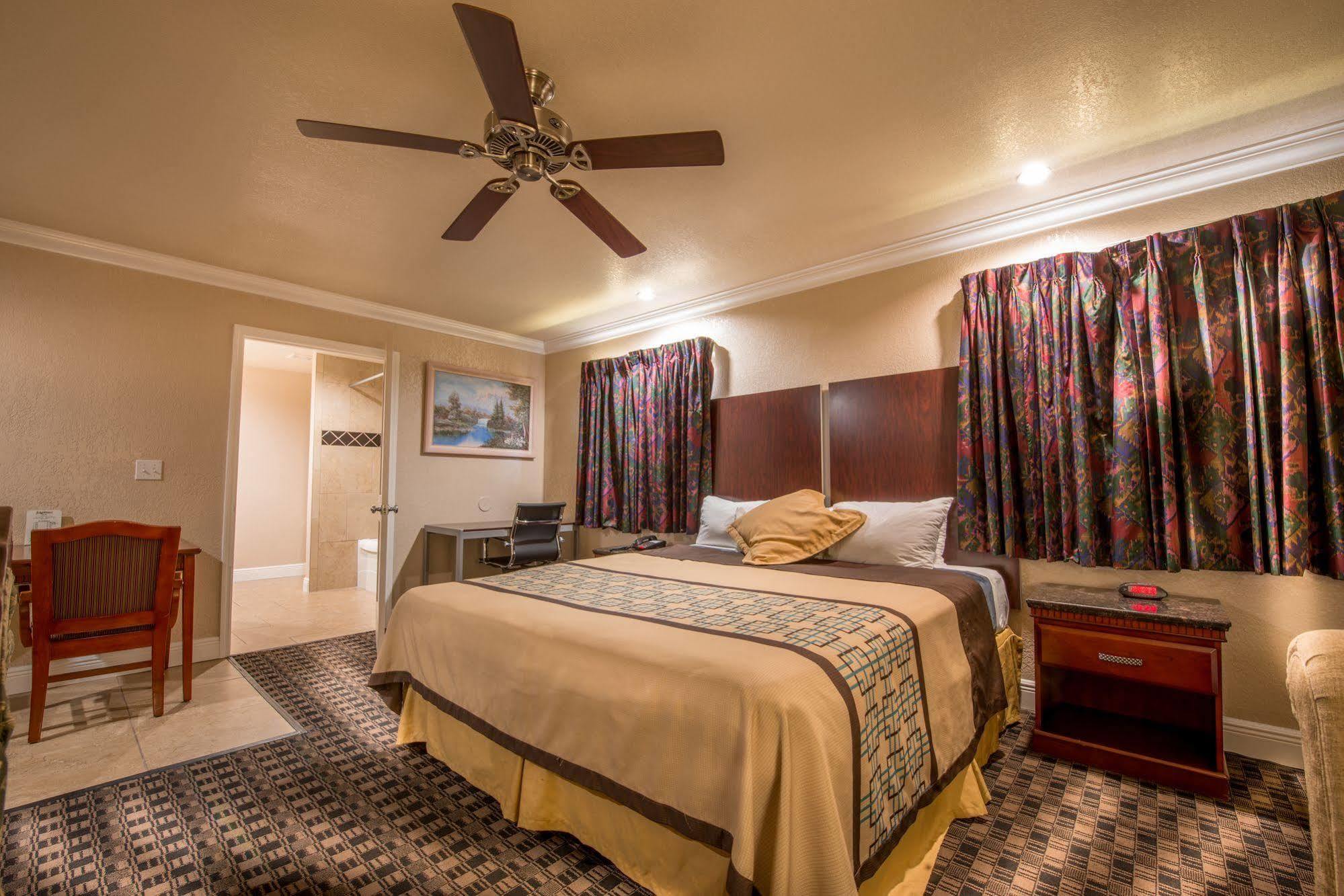 Edge Water Inn Reedley Extérieur photo